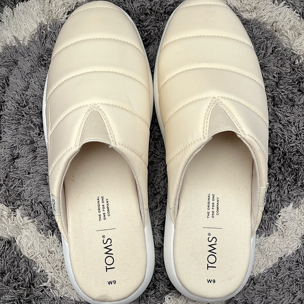 toms cushion slippers size 9